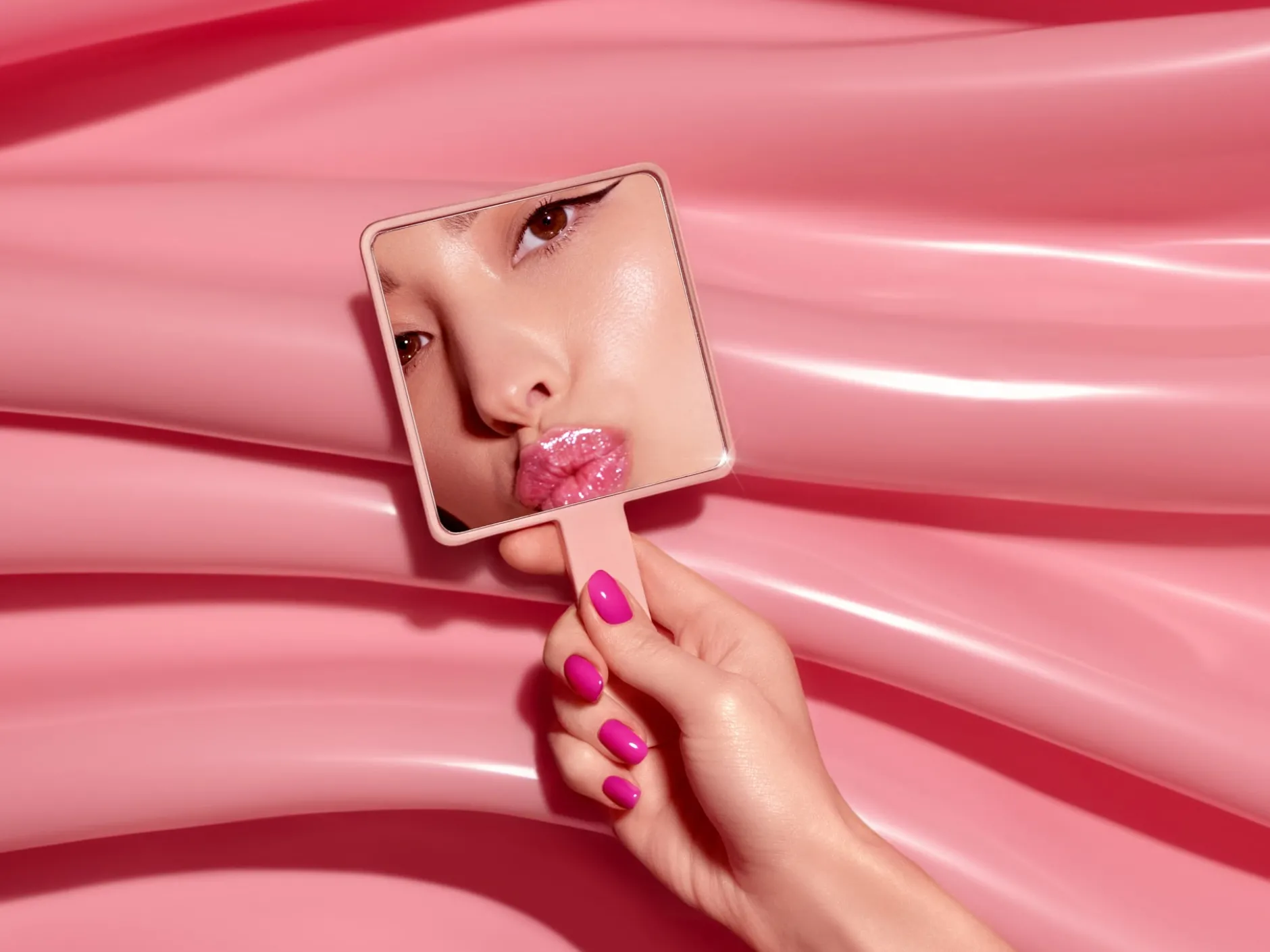 MILI Cosmetics Hand Mirror Small 1 st