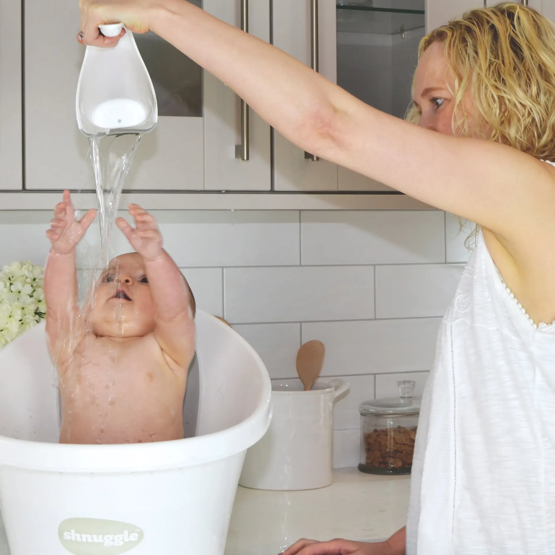 SHNUGGLE Bath Jug Washy White